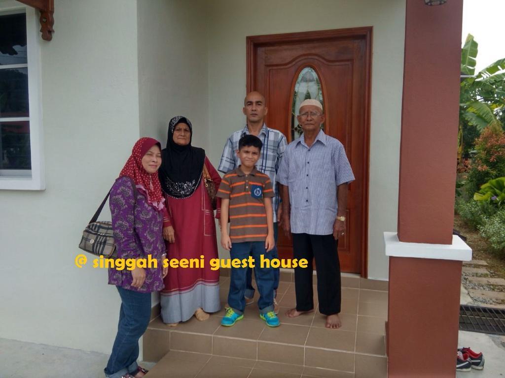 Singgah Seeni Guest House Padang Mat Sirat Exterior photo